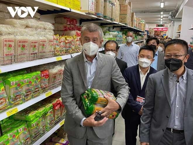 Thủ tướng Séc cắt tóc và mua sắm tại Trung tâm thương mại của người Việt ở Praha - 4 Thủ tướng Séc cắt tóc và mua sắm tại Trung tâm thương mại của người Việt ở Praha - 4