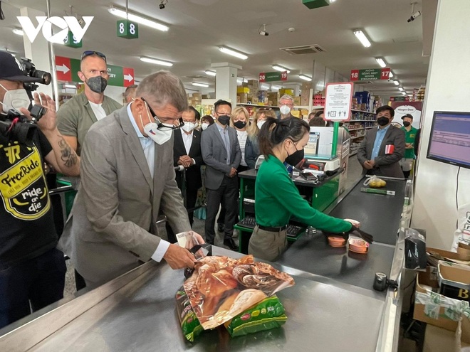 Thủ tướng Séc cắt tóc và mua sắm tại Trung tâm thương mại của người Việt ở Praha - 6 Thủ tướng Séc cắt tóc và mua sắm tại Trung tâm thương mại của người Việt ở Praha - 6
