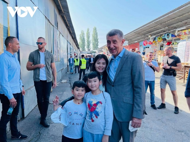 Thủ tướng Séc cắt tóc và mua sắm tại Trung tâm thương mại của người Việt ở Praha - 9 Thủ tướng Séc cắt tóc và mua sắm tại Trung tâm thương mại của người Việt ở Praha - 9