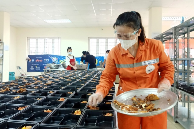 Người thợ điện Thủ đô gửi tấm lòng vào những bữa cơm tình nghĩa - 4 Người thợ điện Thủ đô gửi tấm lòng vào những bữa cơm tình nghĩa - 4