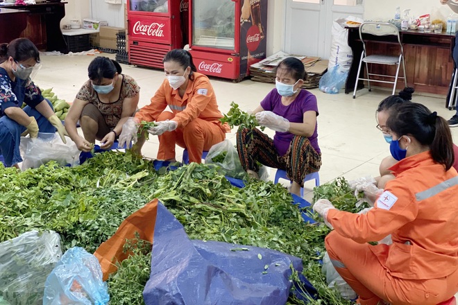 Người thợ điện Thủ đô gửi tấm lòng vào những bữa cơm tình nghĩa - 2 Người thợ điện Thủ đô gửi tấm lòng vào những bữa cơm tình nghĩa - 2
