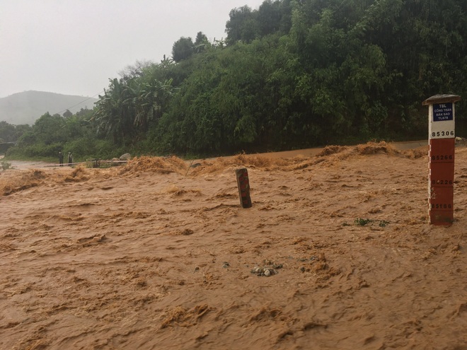 Sạt lở, mưa lũ lớn, Kon Tum sơ tán hàng chục hộ dân - 3