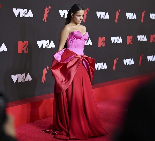 Kourtney Kardashian và chồng cũ Hoa hậu Mỹ tỏa sáng trên thảm đỏ VMA - 9 Kourtney Kardashian và chồng cũ Hoa hậu Mỹ tỏa sáng trên thảm đỏ VMA - 9