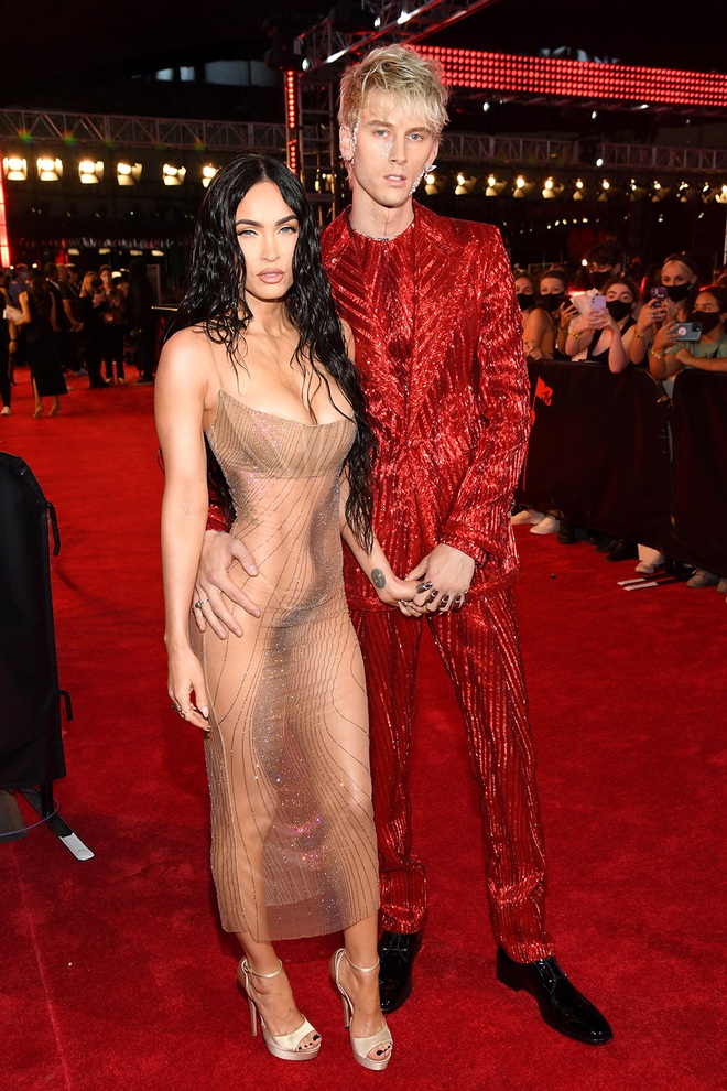 Megan Fox đốt cháy thảm đỏ, bạn trai đi cùng suýt bị... tấn công - 1 Megan Fox đốt cháy thảm đỏ, bạn trai đi cùng suýt bị... tấn công - 1
