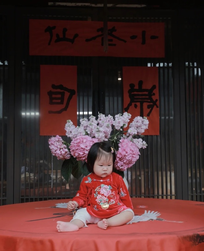 Ở tuổi 70, đạo diễn phim võ hiệp Trương Kỷ Trung mừng con gái tròn một tuổi - 1 Ở tuổi 70, đạo diễn phim võ hiệp Trương Kỷ Trung mừng con gái tròn một tuổi - 1
