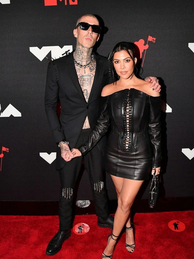 Kourtney Kardashian và chồng cũ Hoa hậu Mỹ tỏa sáng trên thảm đỏ VMA - 1