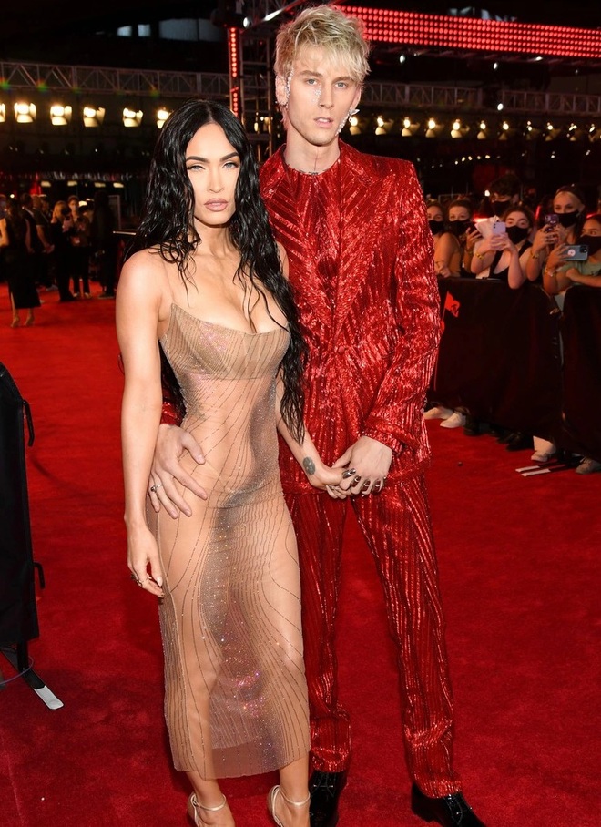 Kourtney Kardashian và chồng cũ Hoa hậu Mỹ tỏa sáng trên thảm đỏ VMA - 5
