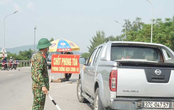 Lúng túng dân nghĩ không cần giấy đi đường, công an bảo phải có - 1 Lúng túng dân nghĩ không cần giấy đi đường, công an bảo phải có - 1