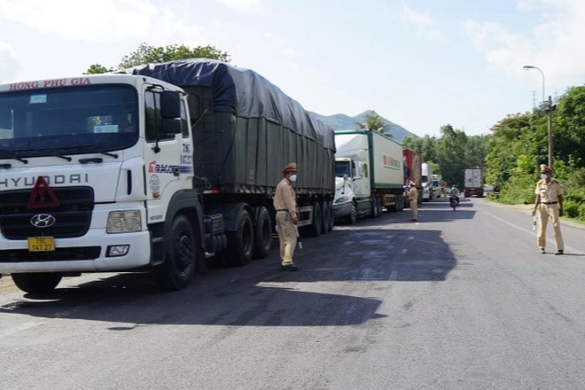 Bình Định: Xuất hiện ổ dịch trong cộng đồng, liên quan tài xế xe tải - 1