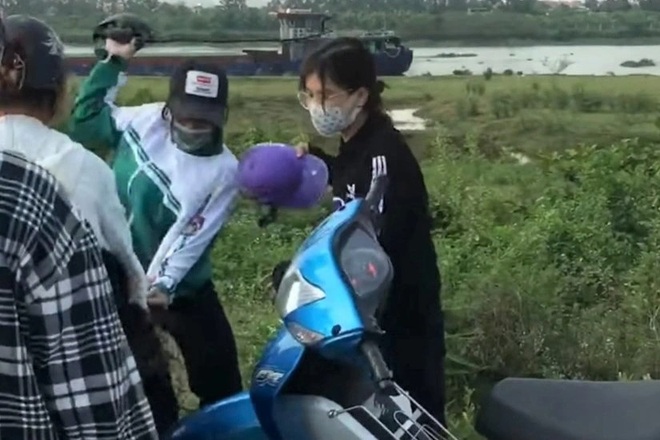Hai nhóm nữ sinh mang túyp sắt, gậy gộc hỗn chiến như trong phim - 2 Hai nhóm nữ sinh mang túyp sắt, gậy gộc hỗn chiến như trong phim - 2