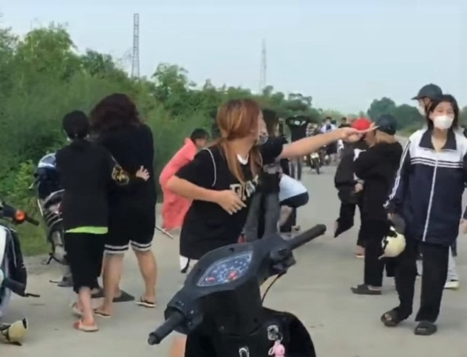 Ninh Bình: Hai nhóm nữ sinh hỗn chiến như trong phim, công an vào cuộc - 1 Ninh Bình: Hai nhóm nữ sinh hỗn chiến như trong phim, công an vào cuộc - 1
