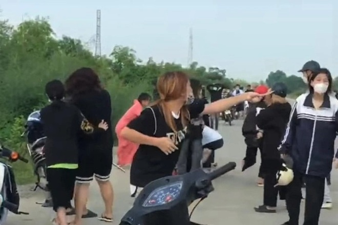 Hai nhóm nữ sinh mang túyp sắt, gậy gộc hỗn chiến như trong phim - 3 Hai nhóm nữ sinh mang túyp sắt, gậy gộc hỗn chiến như trong phim - 3