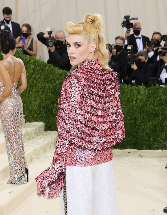 Choáng ngợp với loạt trang phục ấn tượng của mỹ nhân dự MET gala 2021 - 16 Choáng ngợp với loạt trang phục ấn tượng của mỹ nhân dự MET gala 2021 - 16