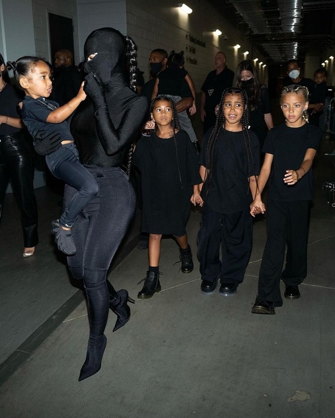 Chán khoe thân, Kim Kardashian chuyển sang phong cách kín mít - 5 Chán khoe thân, Kim Kardashian chuyển sang phong cách kín mít - 5
