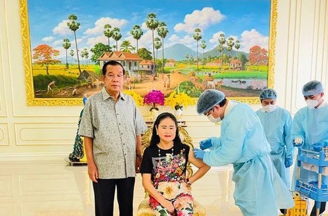 Thủ tướng Campuchia và phu nhân tiêm mũi vắc xin thứ 3 - 1 Thủ tướng Campuchia và phu nhân tiêm mũi vắc xin thứ 3 - 1