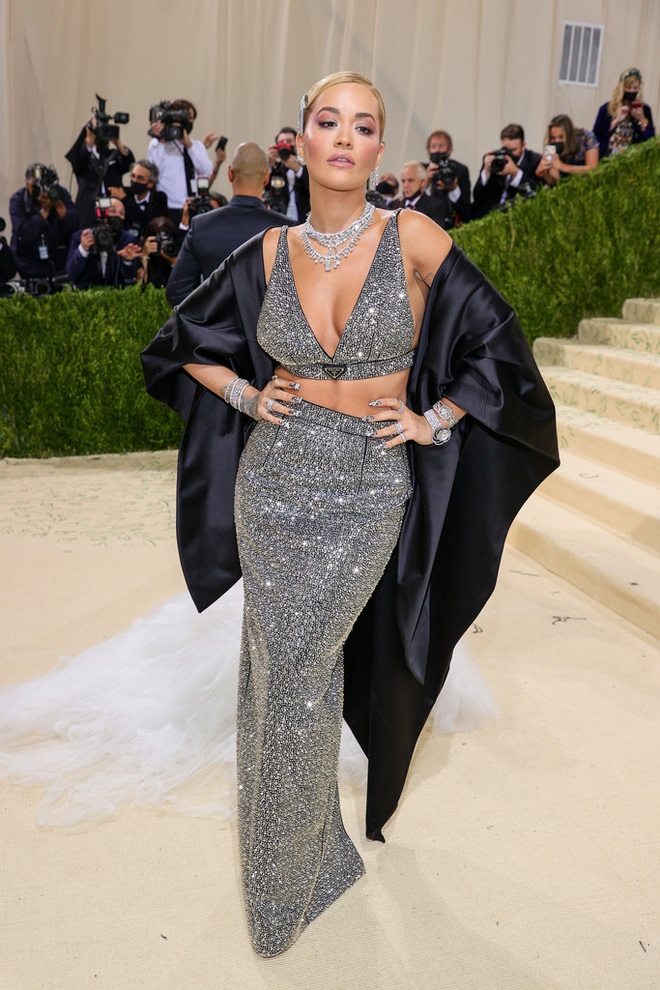 Choáng ngợp với loạt trang phục ấn tượng của mỹ nhân dự MET gala 2021 - 3 Choáng ngợp với loạt trang phục ấn tượng của mỹ nhân dự MET gala 2021 - 3