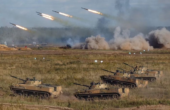 Dàn vũ khí Nga khạc lửa trong cuộc tập trận khiến NATO nóng mặt - 8 Dàn vũ khí Nga khạc lửa trong cuộc tập trận khiến NATO nóng mặt - 8
