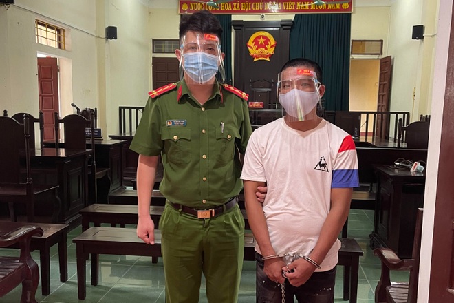 Nam thanh niên hành hung công an viên ở chốt kiểm dịch lĩnh 15 tháng tù - 1