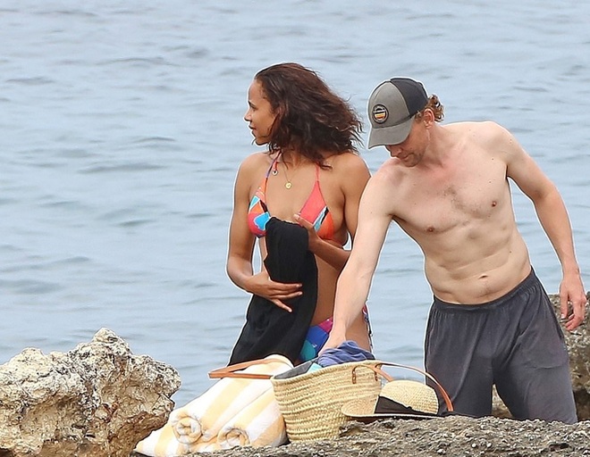Loki của phim Thần Sấm đi tắm biển cùng bạn gái - 2