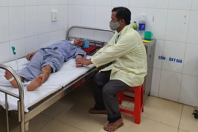 Bạn đọc Dân trí giúp đỡ người cha nghèo hơn 20 năm ôm con đến viện - 2 Bạn đọc Dân trí giúp đỡ người cha nghèo hơn 20 năm ôm con đến viện - 2