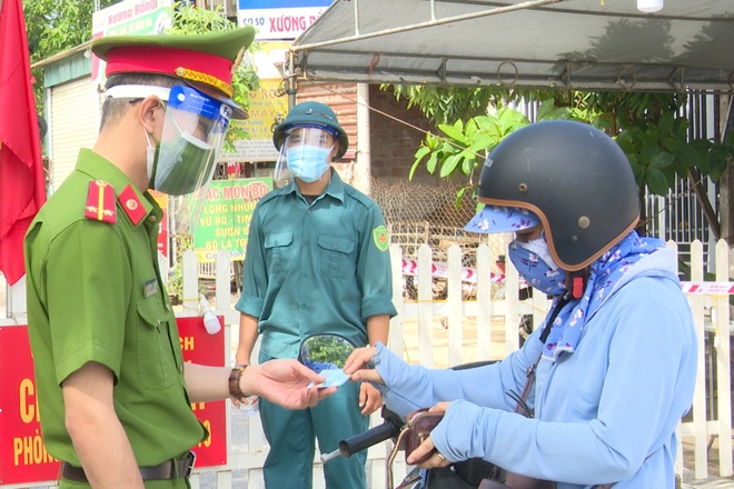 Thu hồi giấy đi đường của người phụ nữ vào khu phong tỏa chỉ để... nhận quà - 1