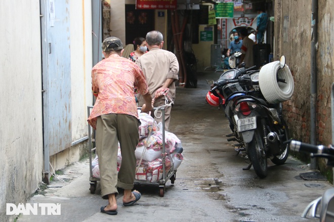 Nếm trải cuộc sống trong khu vực phong tỏa 1.300 dân ở Hà Nội - 6