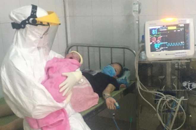Bác sĩ gom từng giọt sữa giúp trẻ sơ sinh có mẹ F0 - 2 Bác sĩ gom từng giọt sữa giúp trẻ sơ sinh có mẹ F0 - 2