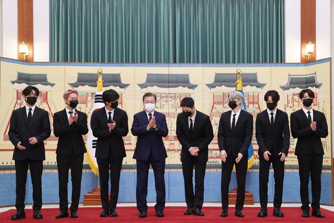 Nhóm BTS lịch lãm diện kiến tổng thống Hàn Quốc - 1