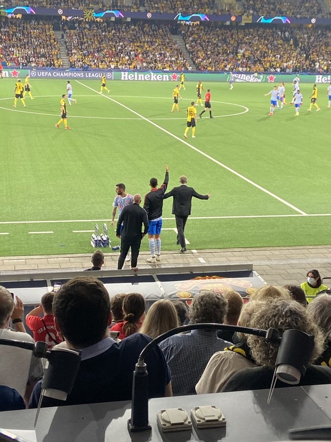C.Ronaldo ra đường piste chỉ đạo cầu thủ Man Utd như… HLV trưởng - 1 C.Ronaldo ra đường piste chỉ đạo cầu thủ Man Utd như… HLV trưởng - 1