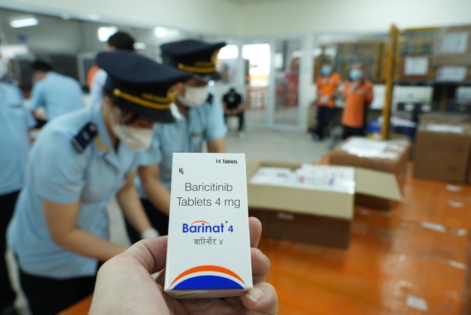 Hải quan bắt hơn 60.000 viên thuốc điều trị Covid-19 núp bóng thực phẩm - 1