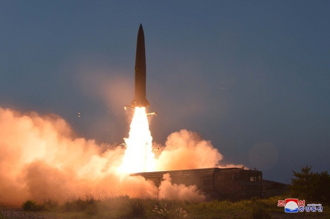 Triều Tiên phóng 2 tên lửa đạn đạo liên tiếp - 1