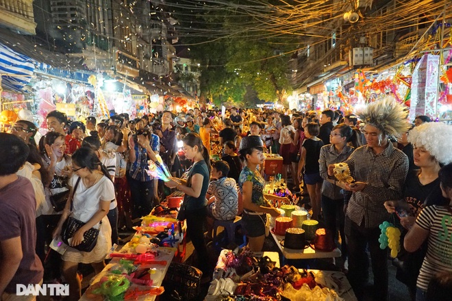 So sánh: Hình ảnh chợ trung thu vắng lặng khác biệt cảnh đông đúc mọi năm - 1 So sánh: Hình ảnh chợ trung thu vắng lặng khác biệt cảnh đông đúc mọi năm - 1