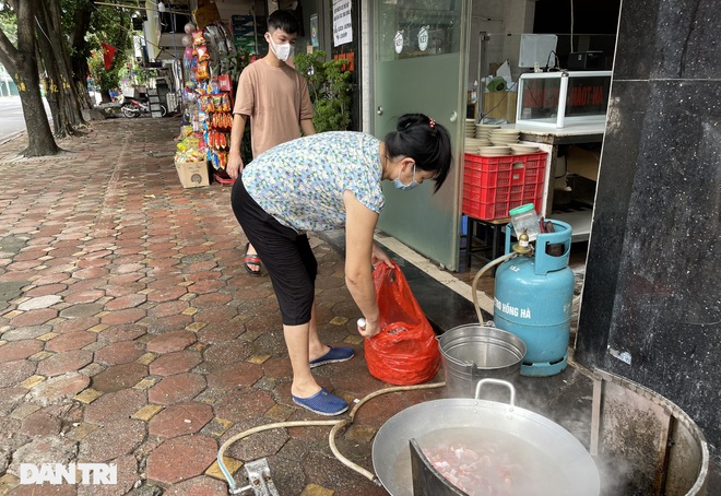 Hà Nội: Chủ hàng tất bật dọn quán trước giờ được mở cửa bán hàng trở lại - 2