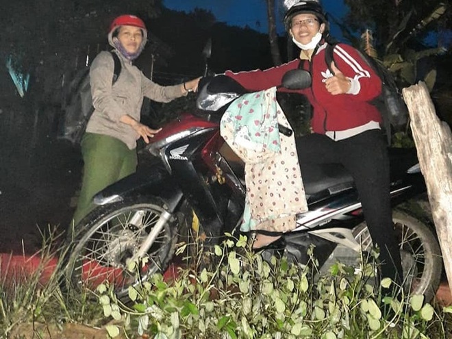 Cô Ròm và hành trình gieo chữ lấm lem bùn đất, có ngày lên đến 14 tiếng - 3 Cô Ròm và hành trình gieo chữ lấm lem bùn đất, có ngày lên đến 14 tiếng - 3