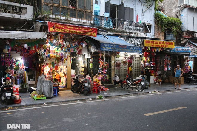So sánh: Hình ảnh chợ trung thu vắng lặng khác biệt cảnh đông đúc mọi năm - 4 So sánh: Hình ảnh chợ trung thu vắng lặng khác biệt cảnh đông đúc mọi năm - 4