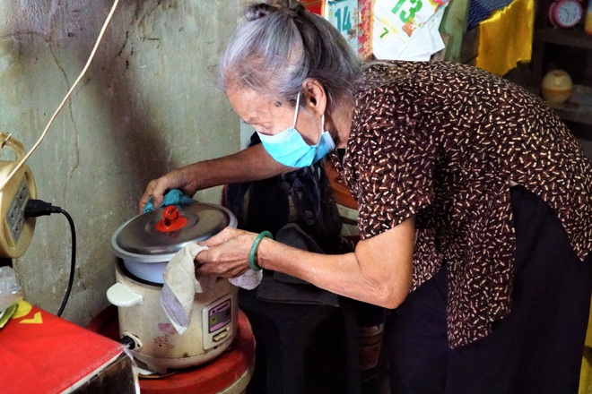 Cụ bà ở Cần Thơ sống cùng ngôi mộ người dưng nằm giữa nhà suốt 60 năm - 3 Cụ bà ở Cần Thơ sống cùng ngôi mộ người dưng nằm giữa nhà suốt 60 năm - 3