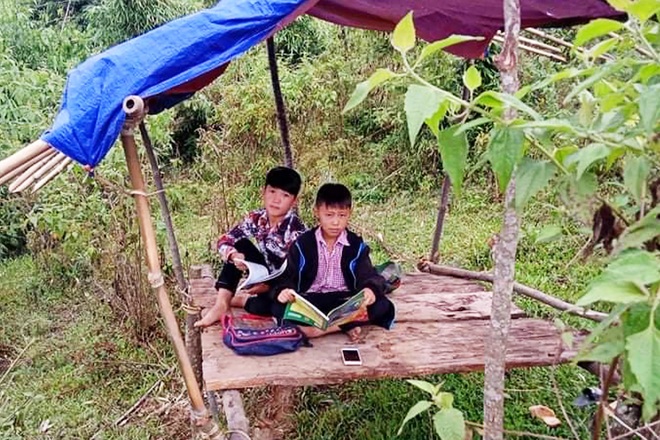 em.jpeg Dù đã có máy điện thoại, nhưng để có sóng vào học trực tuyến, gia đình hai em Dần và Thành phải dựng một cái chòi đơn sơ trên núi cao dò sóng rớt để các em học tập.