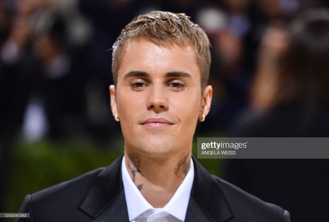 Nguyên nhân khiến Justin Bieber mang vẻ mặt khó ở tới Met Gala - 4