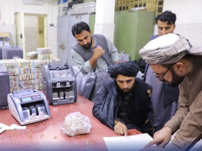 Taliban tìm thấy 12 triệu USD tiền, vàng trong nhà quan chức chính quyền cũ - 1