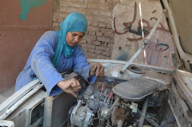 Cô gái Ai Cập đầu tiên trở thành thợ sửa ô tô được Tổng thống vinh danh - 1