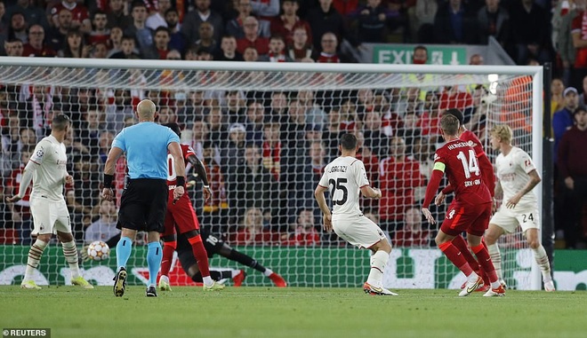 Mohamed Salah đá hỏng phạt đền, Liverpool may mắn đánh bại AC Milan - 7