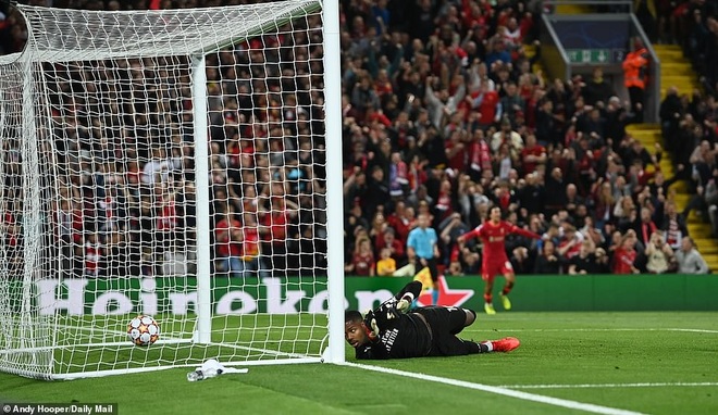 Mohamed Salah đá hỏng phạt đền, Liverpool may mắn đánh bại AC Milan - 8