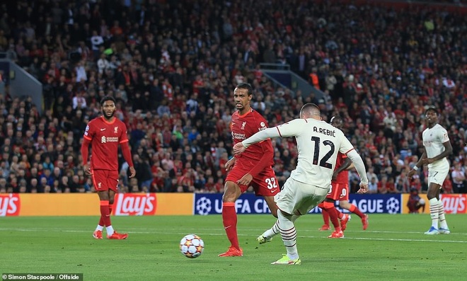 Mohamed Salah đá hỏng phạt đền, Liverpool may mắn đánh bại AC Milan - 4