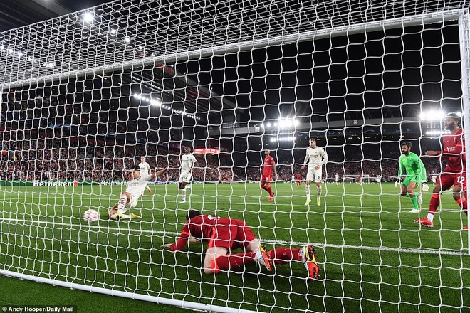 Mohamed Salah đá hỏng phạt đền, Liverpool may mắn đánh bại AC Milan - 5