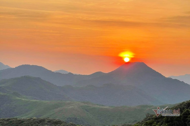 In autumn, watch the beautiful Ha Long sunset from the top of Ky Thuong - 9