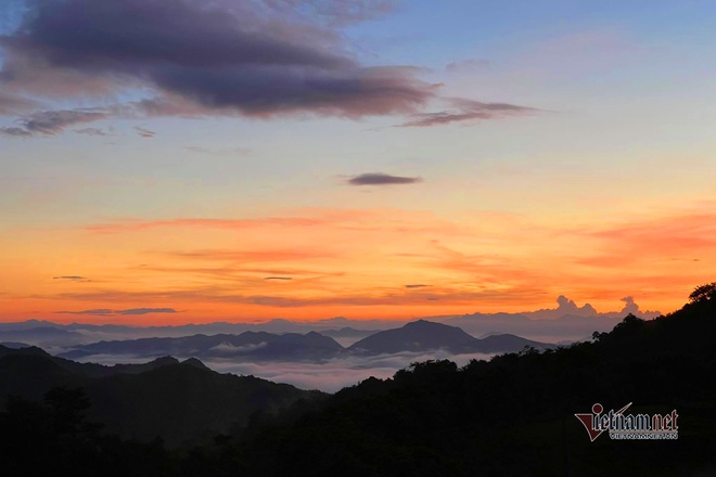 In the fall, watch the beautiful Ha Long sunset from the top of Ky Thuong - 8