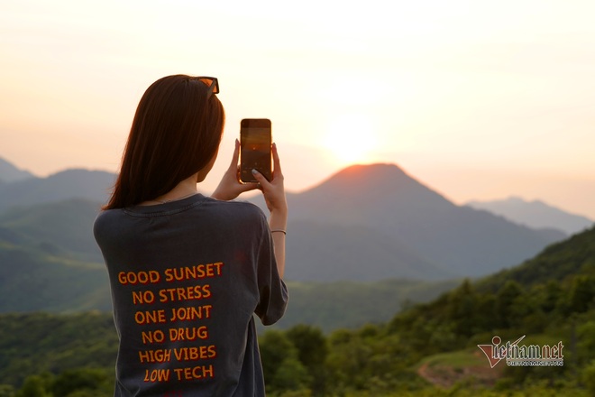 In the fall, watch the beautiful Ha Long sunset from the top of Ky Thuong - 4