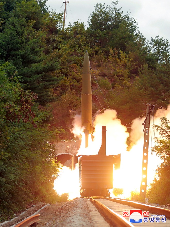 Cận cảnh tên lửa phóng từ tàu hỏa của Triều Tiên nhằm nắn gân đối thủ  - 4