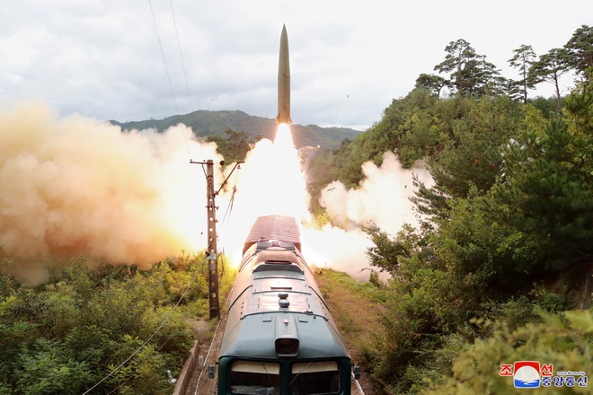 Cận cảnh tên lửa phóng từ tàu hỏa của Triều Tiên nhằm nắn gân đối thủ  - 1