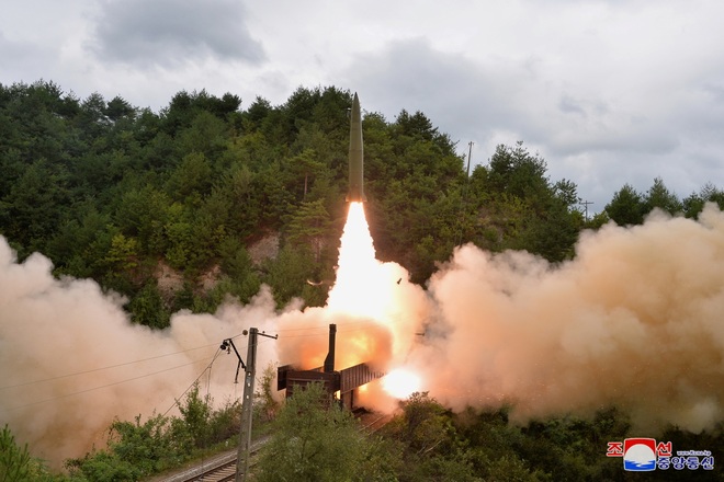 Cận cảnh tên lửa phóng từ tàu hỏa của Triều Tiên nhằm nắn gân đối thủ  - 3